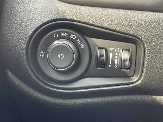 Photo of 2022 Alpine White Clearcoat Jeep Renegade
