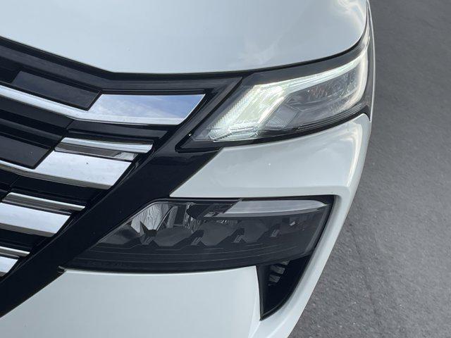 Photo of 2024 Glacier White Nissan Rogue