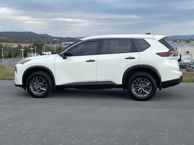 Photo of 2024 Glacier White Nissan Rogue