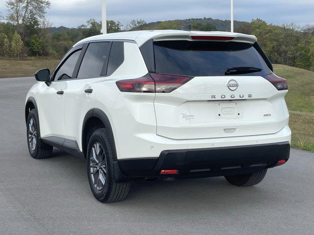Photo of 2024 Glacier White Nissan Rogue
