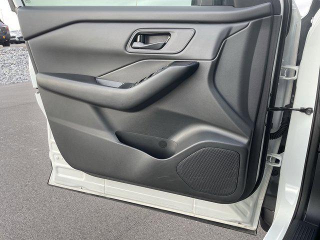 Photo of 2024 Glacier White Nissan Rogue