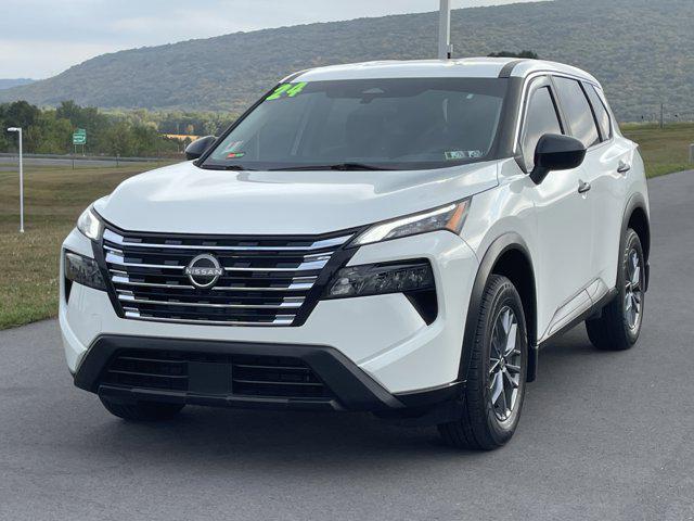 Photo of 2024 Glacier White Nissan Rogue