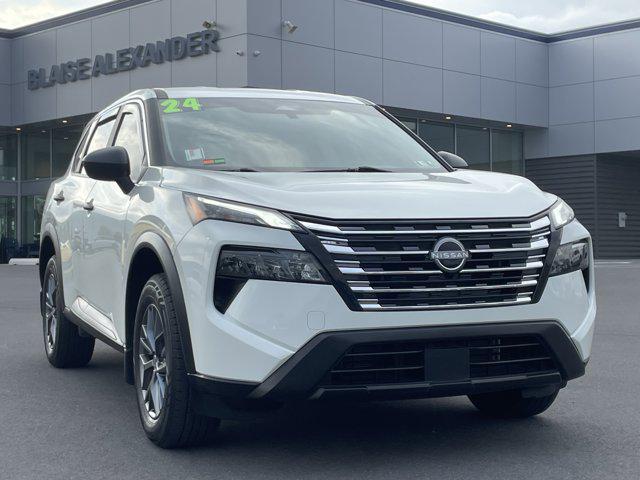 Photo of 2024 Glacier White Nissan Rogue