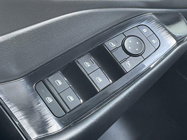 Photo of 2024 Glacier White Nissan Rogue