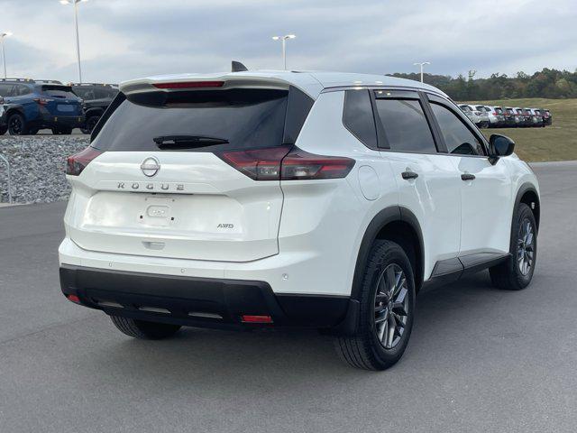 Photo of 2024 Glacier White Nissan Rogue