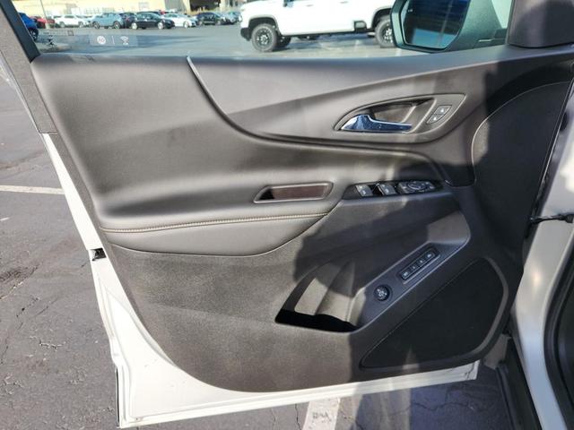 Photo of 2022 Silver Ice Metallic Chevrolet Equinox