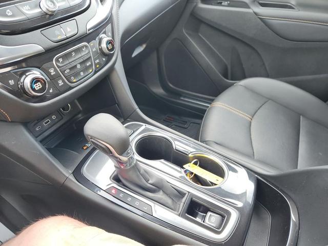 Photo of 2022 Silver Ice Metallic Chevrolet Equinox