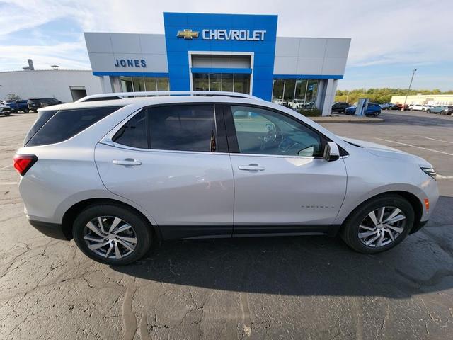 Photo of 2022 Silver Ice Metallic Chevrolet Equinox