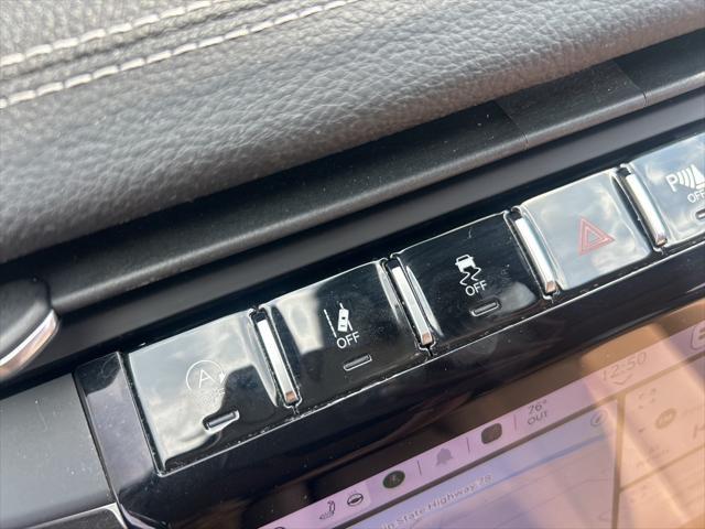 Photo of 2022 Diamond Black Crystal Pearlcoat Jeep Grand Cherokee L