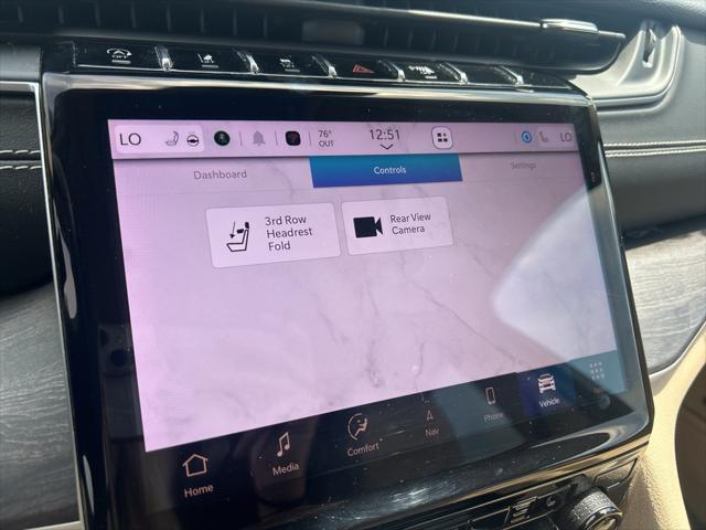Photo of 2022 Diamond Black Crystal Pearlcoat Jeep Grand Cherokee L