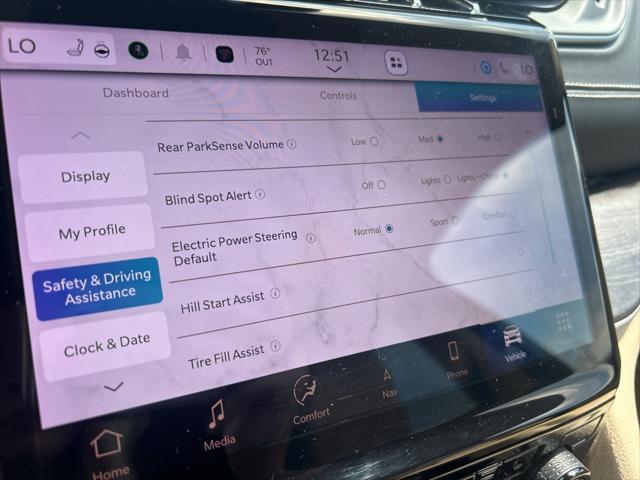 Photo of 2022 Diamond Black Crystal Pearlcoat Jeep Grand Cherokee L