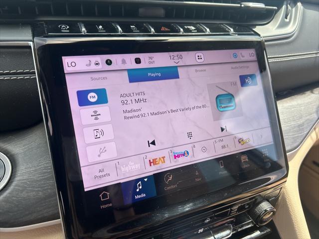 Photo of 2022 Diamond Black Crystal Pearlcoat Jeep Grand Cherokee L