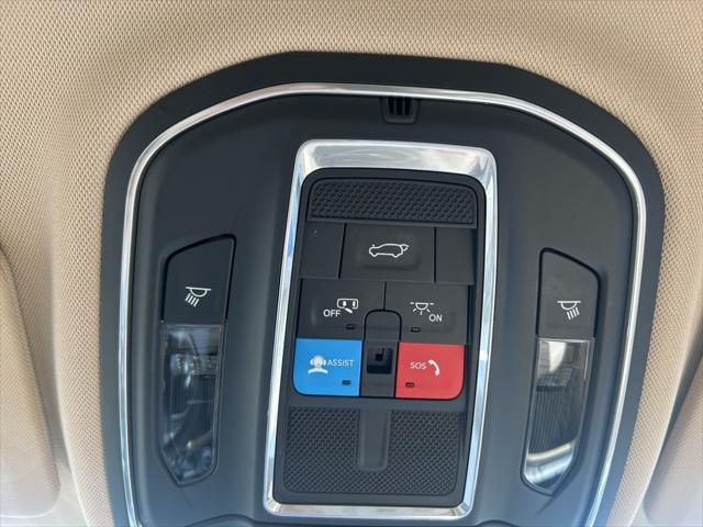 Photo of 2022 Diamond Black Crystal Pearlcoat Jeep Grand Cherokee L