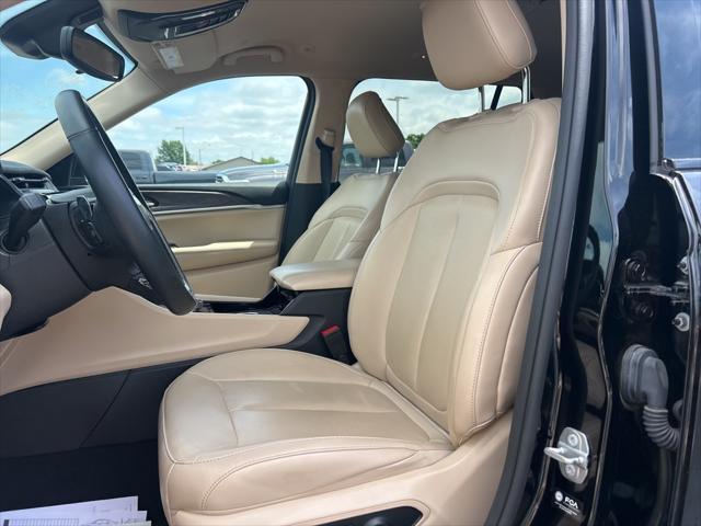 Photo of 2022 Diamond Black Crystal Pearlcoat Jeep Grand Cherokee L