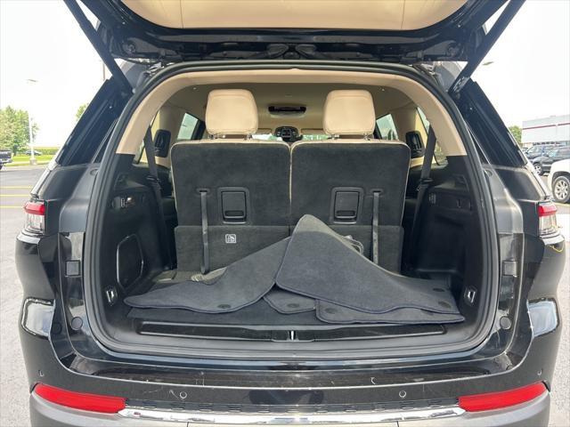 Photo of 2022 Diamond Black Crystal Pearlcoat Jeep Grand Cherokee L