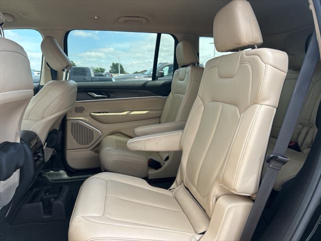 Photo of 2022 Diamond Black Crystal Pearlcoat Jeep Grand Cherokee L