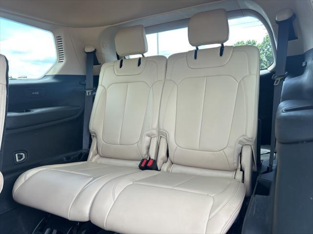 Photo of 2022 Diamond Black Crystal Pearlcoat Jeep Grand Cherokee L