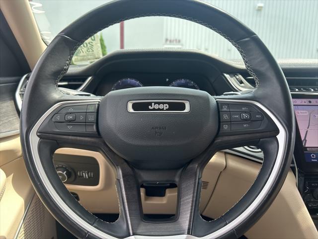 Photo of 2022 Diamond Black Crystal Pearlcoat Jeep Grand Cherokee L