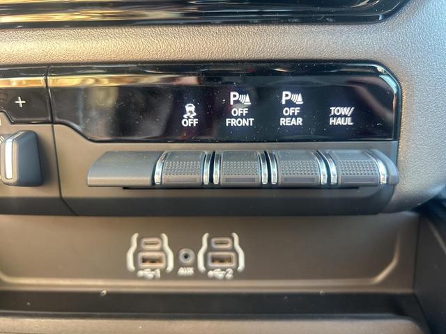 Photo of 2026 Diamond Black Crystal Pearlcoat RAM 1500