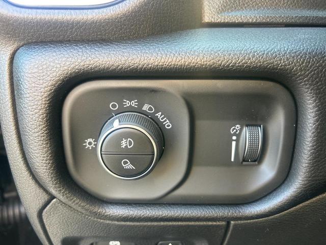 Photo of 2026 Diamond Black Crystal Pearlcoat RAM 1500