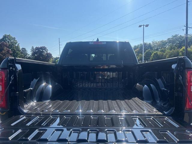 Photo of 2026 Diamond Black Crystal Pearlcoat RAM 1500