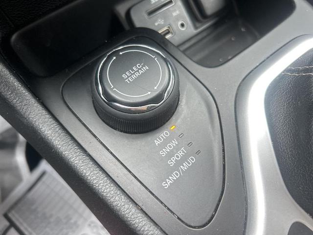 Photo of 2018 Olive Green Pearlcoat Jeep Cherokee