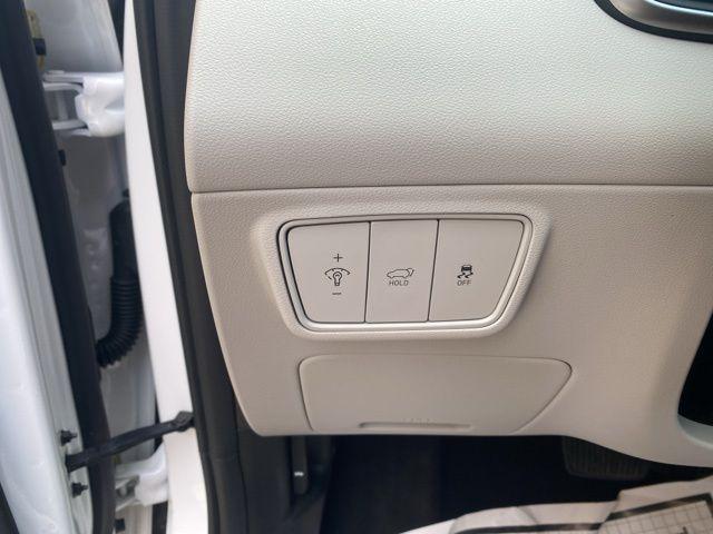 Photo of 2024 White Pearl Hyundai TUCSON