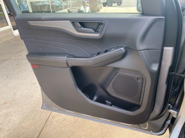 Photo of 2024 Silver Metallic Ford Escape