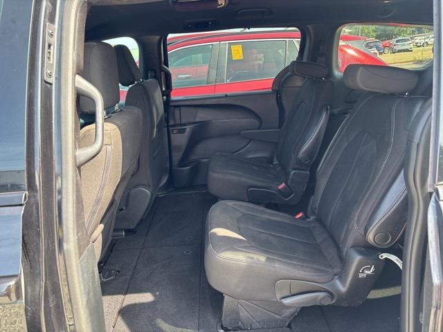 Photo of 2020 Brilliant Black Crystal Pearlcoat Chrysler Pacifica