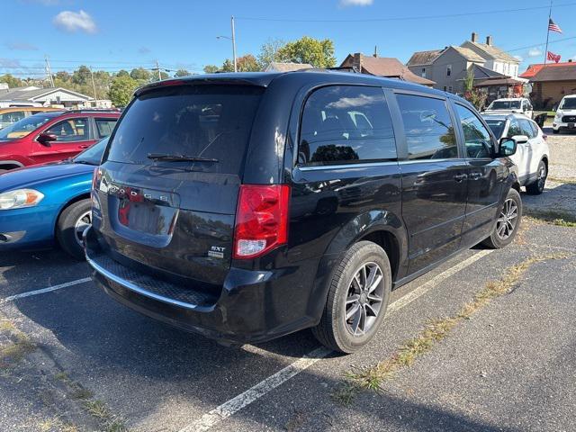 Photo of 2017 Black Onyx Crystal Pearlcoat Dodge Grand Caravan