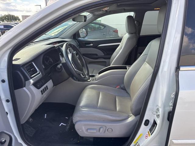 Photo of 2018 Blizzard Pearl Toyota Highlander