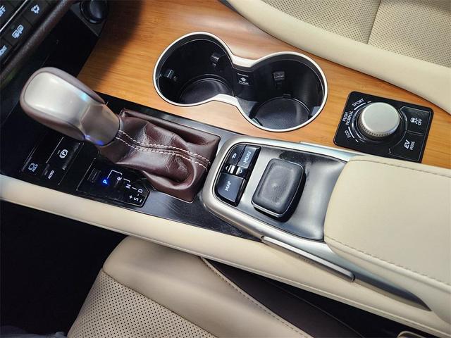Photo of 2017 Eminent White Pearl Lexus RX 450h