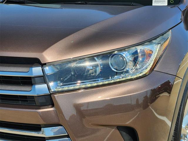Photo of 2019 Toasted Walnut Pearl Toyota Highlander