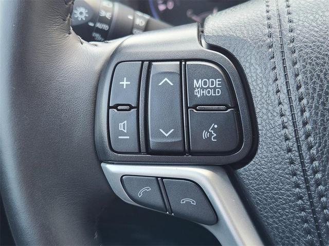 Photo of 2019 Toasted Walnut Pearl Toyota Highlander