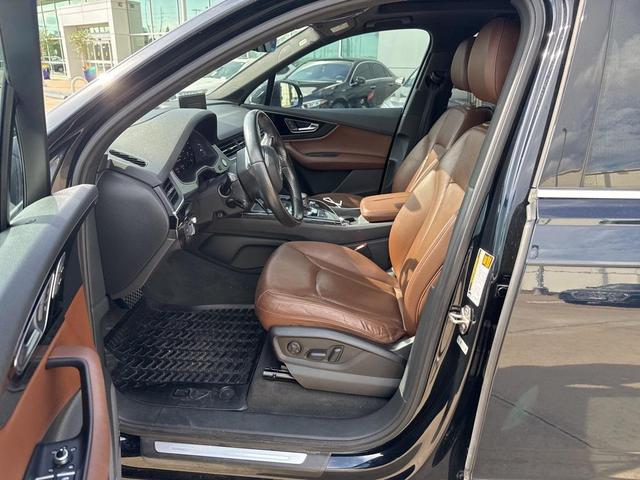 Photo of 2017 Ink Blue Metallic Audi Q7