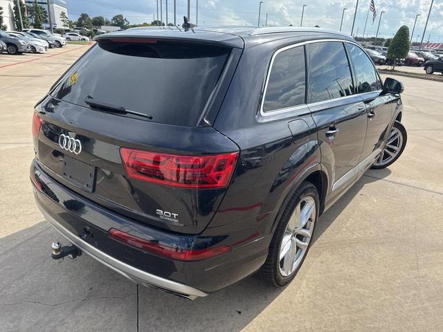 Photo of 2017 Ink Blue Metallic Audi Q7
