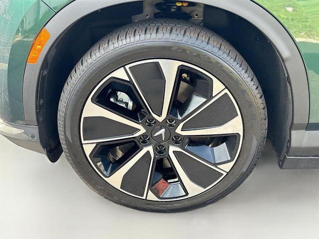 Photo of 2025 Green VinFast VF 8