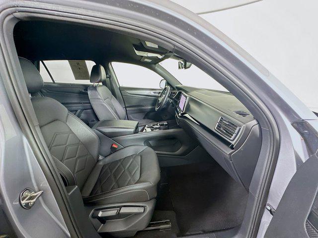 Photo of 2024 Silver Mist Metallic Volkswagen Atlas Cross Sport