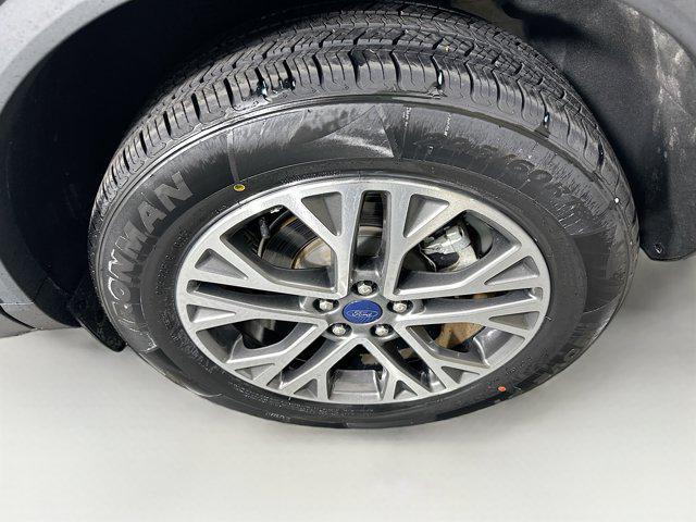 Photo of 2022 Star White Metallic Tri-Coat Ford Escape