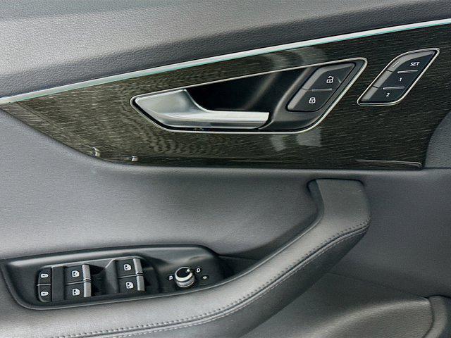 Photo of 2023 Satellite Silver Metallic Audi Q7