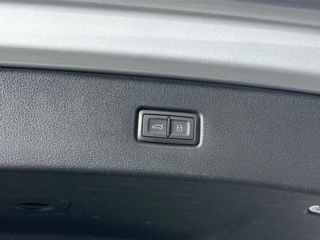 Photo of 2023 Satellite Silver Metallic Audi Q7