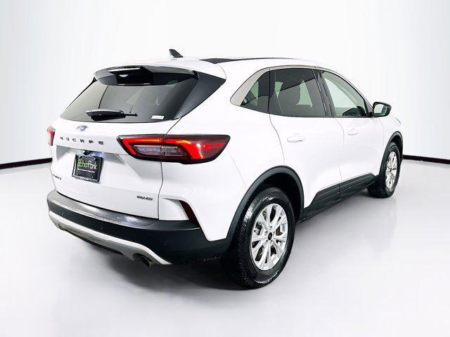 Photo of 2024 Oxford White Ford Escape