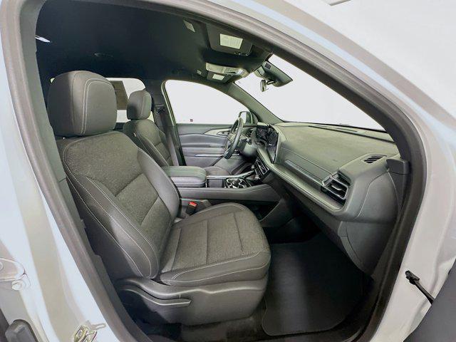 Photo of 2025 Summit White Chevrolet Traverse