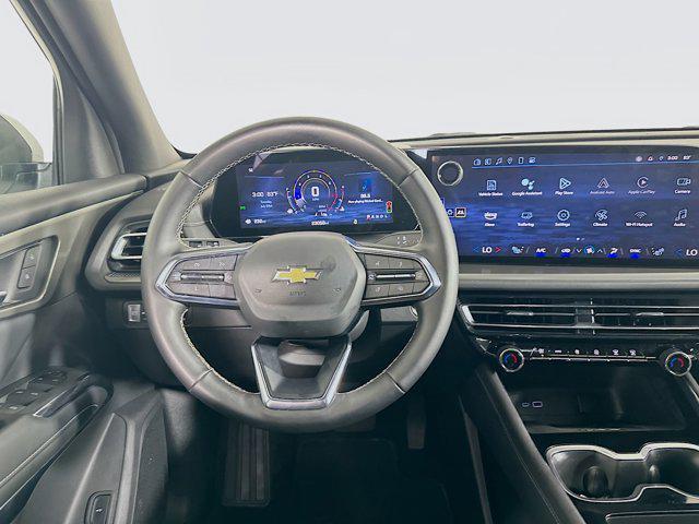 Photo of 2025 Summit White Chevrolet Traverse