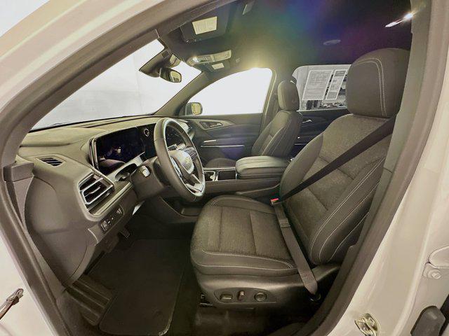 Photo of 2025 Summit White Chevrolet Traverse