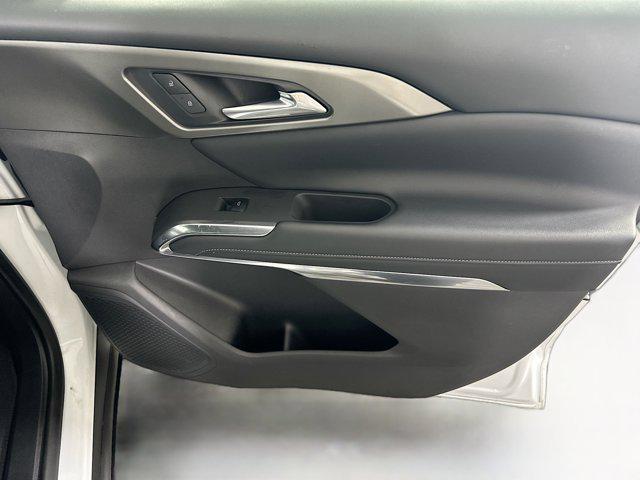 Photo of 2025 Summit White Chevrolet Traverse