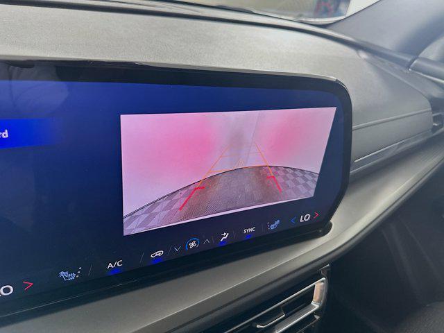 Photo of 2025 Summit White Chevrolet Traverse