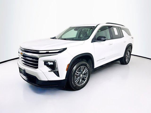 Photo of 2025 Summit White Chevrolet Traverse