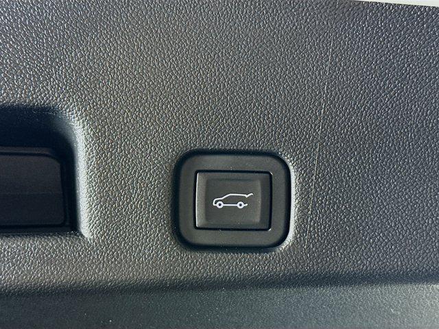 Photo of 2025 Summit White Chevrolet Traverse
