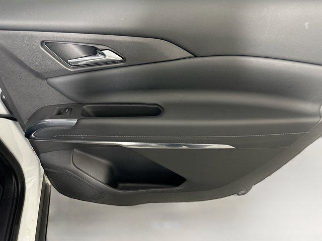 Photo of 2025 Summit White Chevrolet Traverse